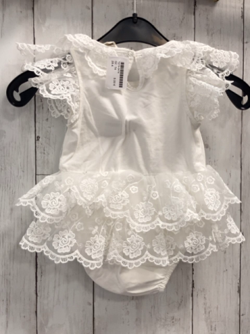  Playsuit Gr. 74  weiß Rüsschen Stickerei