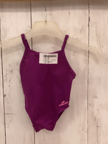Decathlon  Badeanzug  Gr. 68  brombeere rosa Schrift 