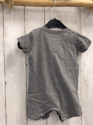 Jordan  Playsuit  Gr. 68  grau Schrift Jordan 