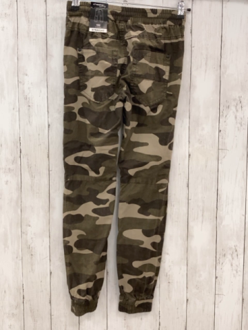 neu Hose Gr. 152  oliv beige camouflage