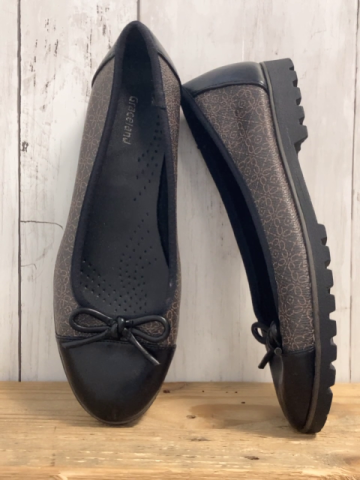   Schuhe Gr. 38  grau mit ocker Druck + schwarz mit Schleife 