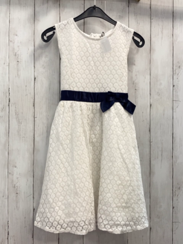   Kleid  Gr. 140  weiß zweilagig Blumenstickerei blaues Gürtelband mit Schleife 