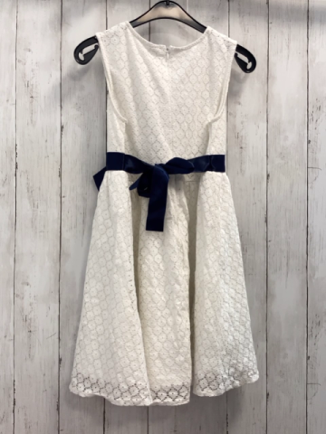   Kleid  Gr. 140  weiß zweilagig Blumenstickerei blaues Gürtelband mit Schleife 