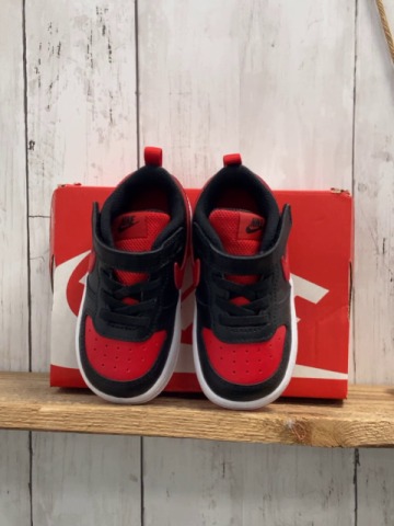 Nike  Schuhe  Gr. 22  schwarz rotes Label weiße Sohle 