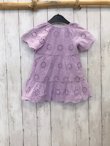 Zara  Kleid  Gr. 98  lavendel Lochstickerei 