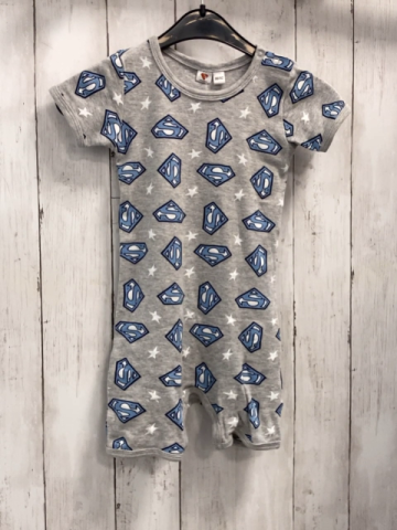   Playsuit Gr. 86  grau hellblau weißer Supermandruck weiße Sterne 