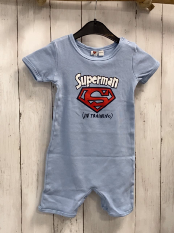   Playsuit Gr. 86  hellblau rotes Superman Zeichen weiße Schrift 