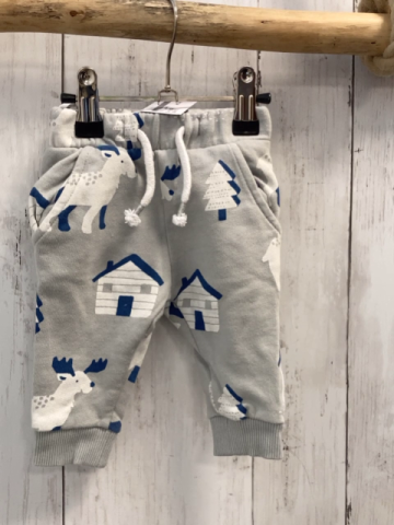   Jogginghose  Gr. 62  hellgrau Häuser Tannen Hirsche 