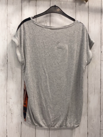 S´ Oliver  T-Shirt  Gr. 40  Straßenfront mit Bäumen graue Rückseite 