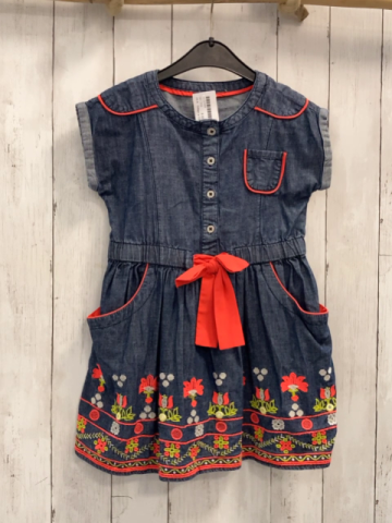 Gillian´s Closet Kleid Gr. 110  blau Jeans roter Bund +Schleife Stickerei