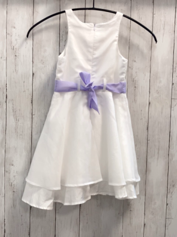   Kleid  Gr. 116  weiß lavendel Gürtelband mit Rosette 
