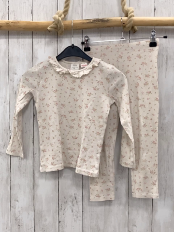 2tlg Zara  Schlafanzug  Gr. 110  hellgrau Blumen Rippen Rüschenkragen 