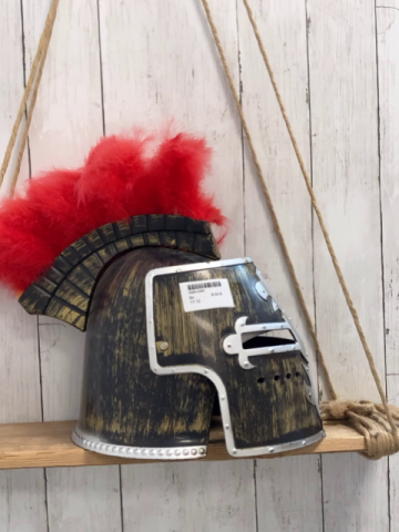  Karnevalzubehör  brauner Ritterhelm mit silber Bund + Druk + rote Federn