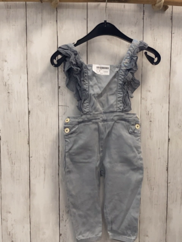 Zara  Latzhose  Gr. 86  hellgrau Jeans Rüschen an den Trägern 