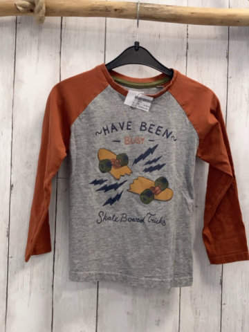 Vertbaudet  Langarmshirt  Gr. 116  grau ocker Ärmel Skateboard Schrift 