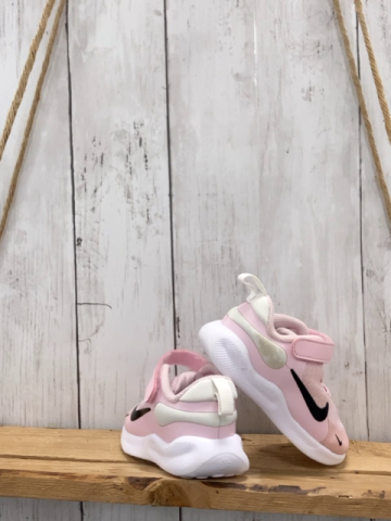 Nike  Schuhe  Gr. 22  rosa schwarzes Label weiße Sohle 