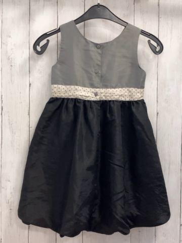 H&M  Kleid  Gr. 128  hellgraues Oberteil schwarzer Rock beige Gürtelband mit Schleife und grauen Punkten 