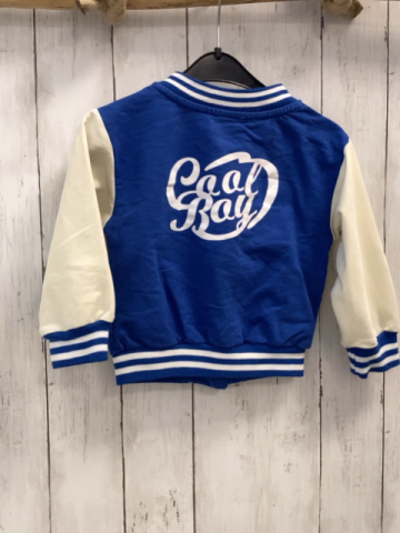   Sweatjacke  Gr. 86  blau weiße Schrift creme Ärmel weißer Streifenbund 