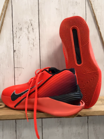 Nike  Schuhe  Gr. 38,5  rot schwarz G.T. Jump Academy FV 5524-600