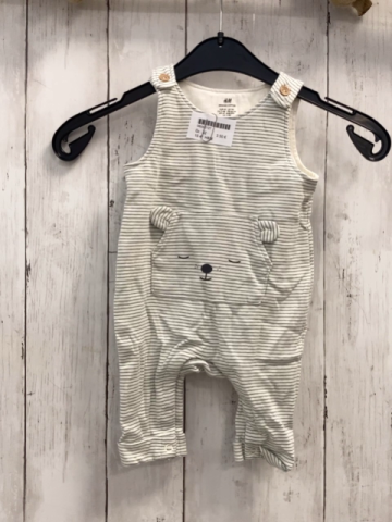 H&M  Latzhose  Gr. 62  weiß oliv Streifen Brusttasche mit Bärenkopf 