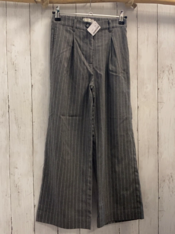 Hose Gr. 134  grau weiße Streifen