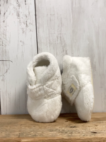 UGG  Hausschuhe  Gr. 18  weiß Plüsch 