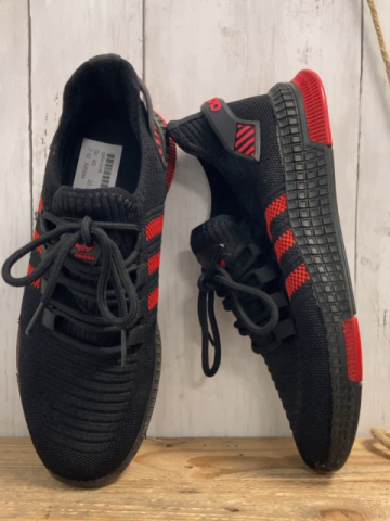 Adidas  Schuhe  Gr. 40  schwarz rote Streifen Schrift + Sohle 