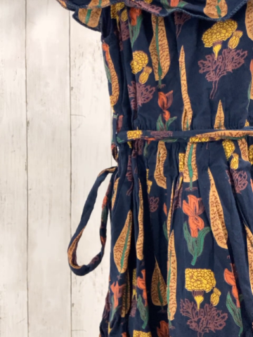   Kleid  Gr. 104  blau bunter Druck Rüschenkragen 