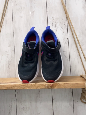 Nike  Schuhe  Gr. 33,5  schwarz lila Bund weiße Sohle 