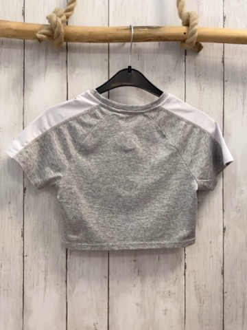   Sportshirt  Gr. 134  grau weißer Streifen mit Schrift 