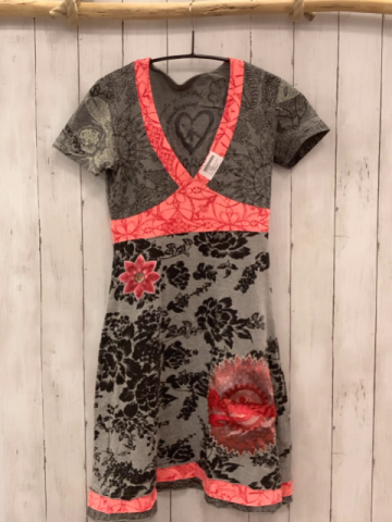 Desigual  Kleid  Gr. 158/164  grau schwarzer Druck mit Blumen + rosa Streifen + Bund mit roten Blumen 