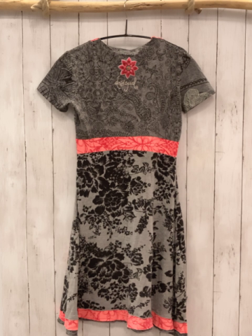 Desigual  Kleid  Gr. 158/164  grau schwarzer Druck mit Blumen + rosa Streifen + Bund mit roten Blumen 