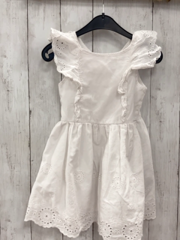   Kleid  Gr. 104  weiß Rüschen mit Lochstickerei 