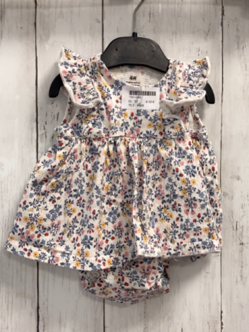 H&M  Kleid  Gr. 56  weiß Struktur Blumen Bodyuntereil 