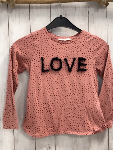 H&M Langarmshirt Gr. 122  beerenton schwarze Punkte Plüschschrift