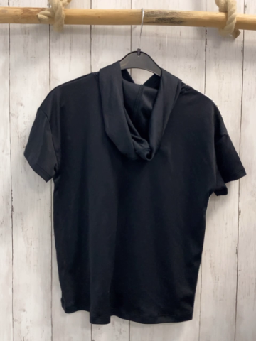 Under Armour  Sportrshirt  Gr. 128  schwarz Kapuze weiße Schrift + weiß Netzmuster 