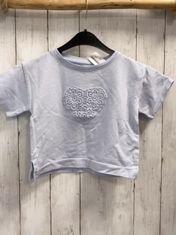 Reserved  T-Shirt  Gr. 122  hellblau Herz mit Blumenstickerei 