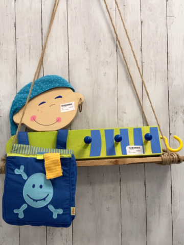 Haba  Kindergarderobe  mit Piratenkopf blauer Beutel + gelber Kleiderhaken 