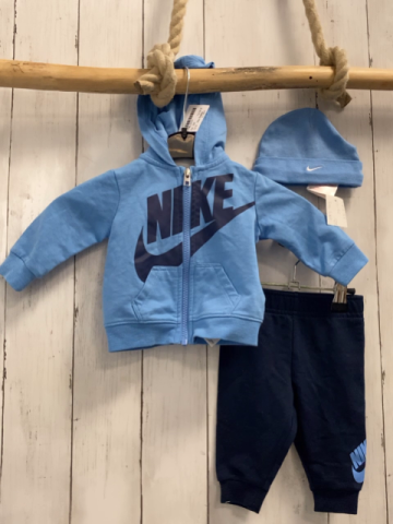 3tlg Nike Sweatjacke,  Jogginghose + Mütze  Gr. 62  hellblau blau mit Schrift 