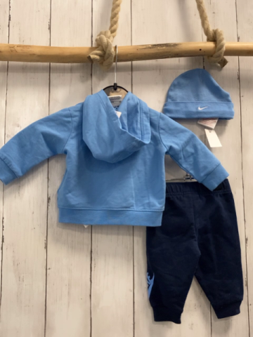 3tlg Nike Sweatjacke,  Jogginghose + Mütze  Gr. 62  hellblau blau mit Schrift 