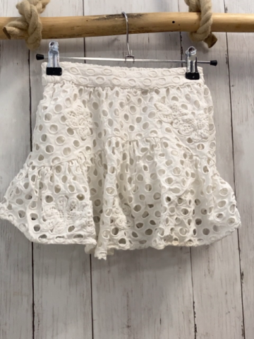 Zara  Rock Gr. 128  weiß Lochmuster mit Innenshorts 