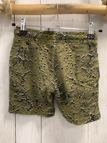 H&M  Shorts  Gr. 104  kiwi schwarz hellgrauer Druck schwarze Kordel 