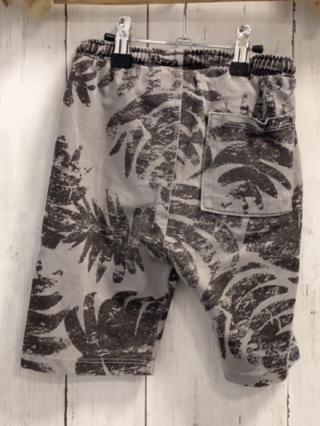 Zara  Shorts  Gr. 92  hellgrau graue Blätter 