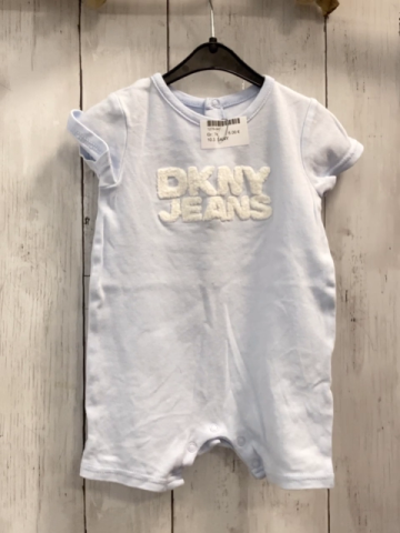 DKNY  Playsuit Gr. 74  hellblau weiße Plüschschrift 