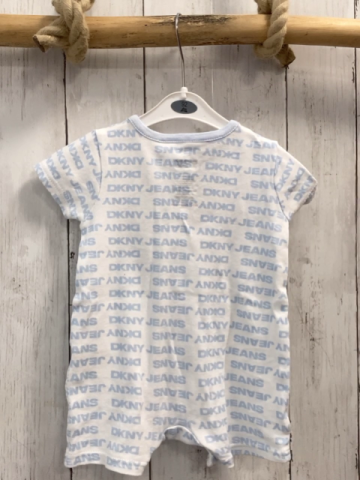 DKNY  Playsuit Gr. 74  weiß hellblaue Schrift 