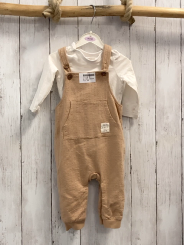 2tlg  Latzhose + Langarmshirt  Gr. 68  beige Struktur Bauchtasche + weiß 