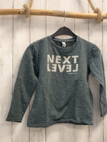   Pullover  Gr. 134  grau dunkelgraue feine Streien weiße Schrift mit grauem Gitter