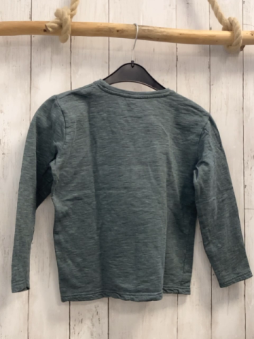   Pullover  Gr. 134  grau dunkelgraue feine Streien weiße Schrift mit grauem Gitter