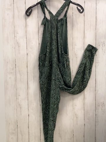 Next  Jumpsuit  Gr. 134  oliv schwarzer Druck
