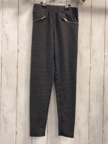  Hose  Gr. 134  schwarz grau kariert 